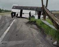 В Днепропетровской области фура и пассажирский автобус вылетели в кювет: есть пострадавшие