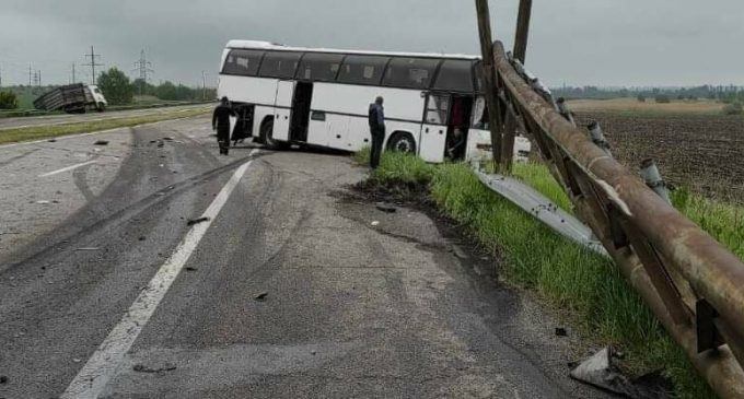 В Днепропетровской области фура и пассажирский автобус вылетели в кювет: есть пострадавшие