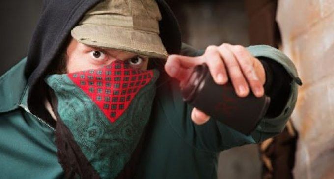 В Днепре на “Победе” вандалы обрисовали краской более 10 машин: подробности