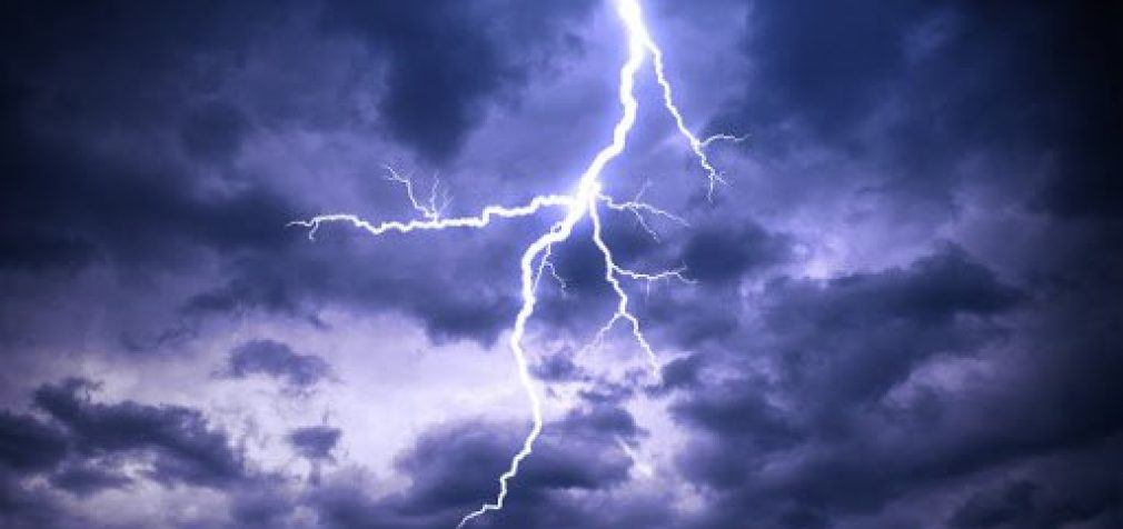 В Днепропетровской области молния ударила двух женщин: подробности
