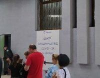 Огромные очереди: в Днепре активно работают центры массовой вакцинации