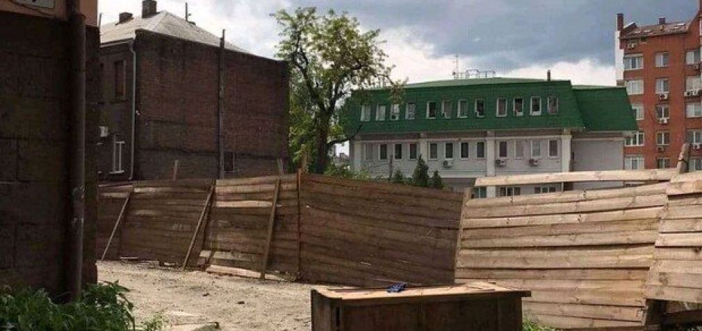 Пять метров к пропасти: в Днепре четырехэтажный жилой дом может сдвинуться в котлован будущей высотки