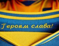 Українці залишають тисячі коментарів на сторінках УЄФА через вимогу прибрати гасло з форми збірної