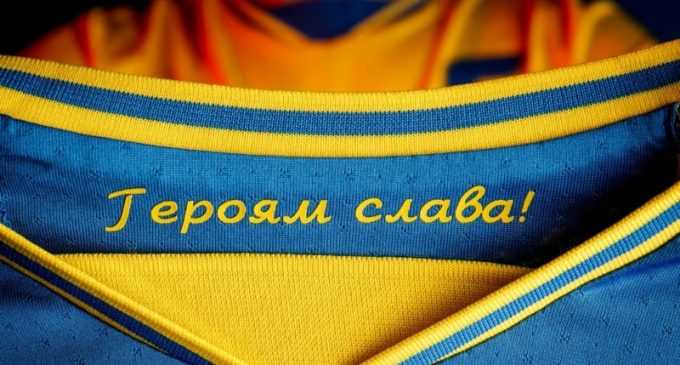 Українці залишають тисячі коментарів на сторінках УЄФА через вимогу прибрати гасло з форми збірної