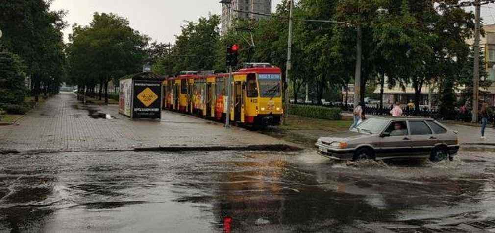 В Днепре из-за ливня трамваи меняют график движения: подробности