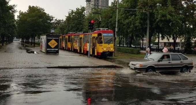 В Днепре из-за ливня трамваи меняют график движения: подробности
