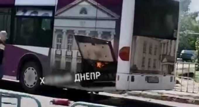 В Днепре на ходу загорелся большой автобус