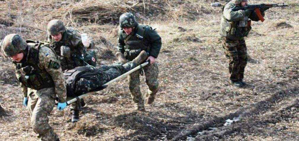 На Донбасі під обстрілом загинув український військовий, ще один отримав поранення