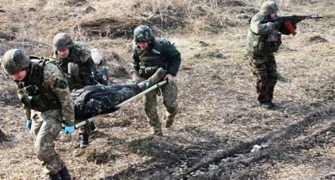 На Донбасі під обстрілом загинув український військовий, ще один отримав поранення