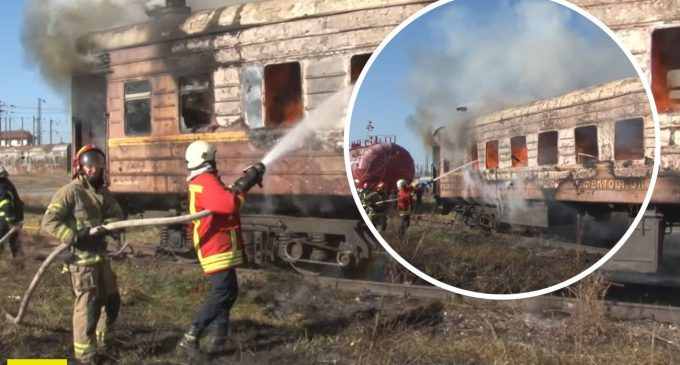 У Львові на вокзалі повністю згорів вагон поїзда: відео та фото пожежі