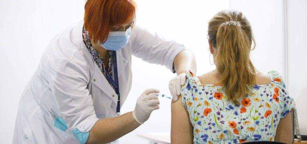 Скільки українців молодше 18 років вакцинували від COVID: статистика РНБО