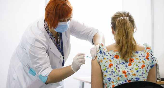 Скільки українців молодше 18 років вакцинували від COVID: статистика РНБО