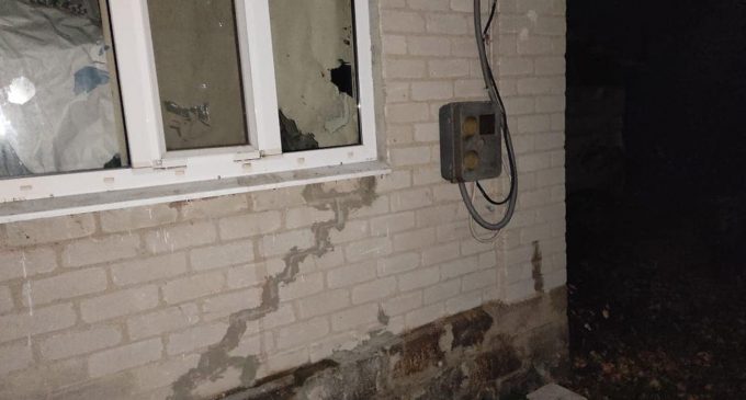 Пошкоджено будинки та лінію електропередач: бойовики обстріляли Трьохізбенку