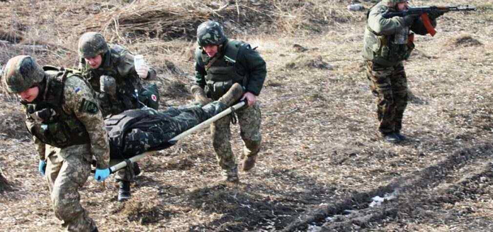 На Донбасі в результаті ворожих обстрілів отримали поранення троє військових