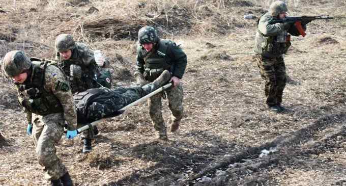 На Донбасі в результаті ворожих обстрілів отримали поранення троє військових
