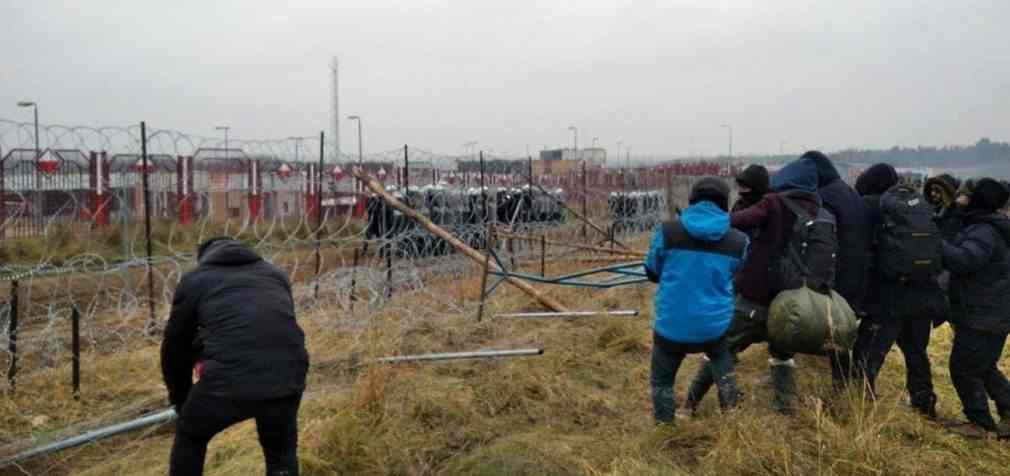 Білоруські силовики озброїли мігрантів шумовими гранатами, – Міноборони Польщі