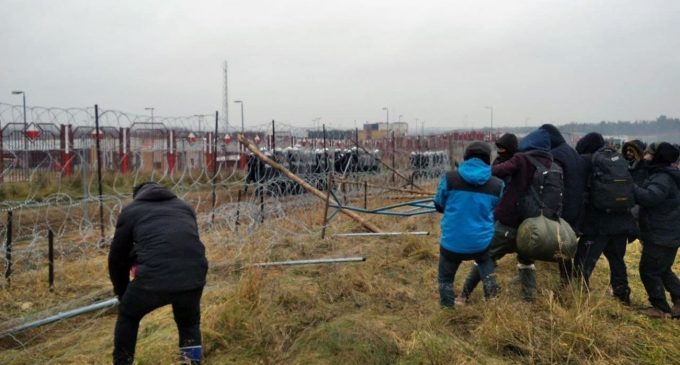 Білоруські силовики озброїли мігрантів шумовими гранатами, – Міноборони Польщі