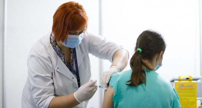 Відстороненим від роботи за відмову від COVID-вакцинації не оплачуватимуть лікарняні
