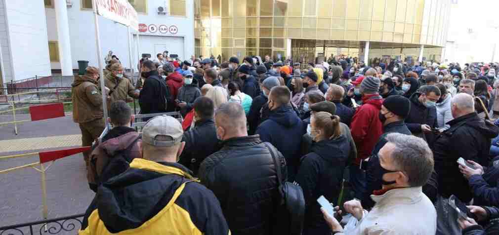 Без масок та дистанції. Біля київського МВЦ знову великі черги