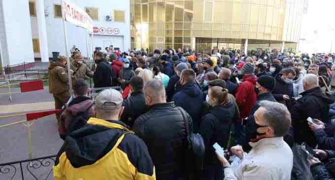 Без масок та дистанції. Біля київського МВЦ знову великі черги