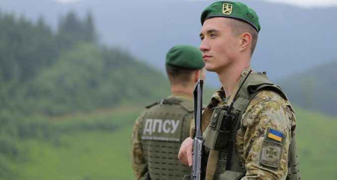 Українським прикордонникам дозволили застосовувати зброю та бойову техніку