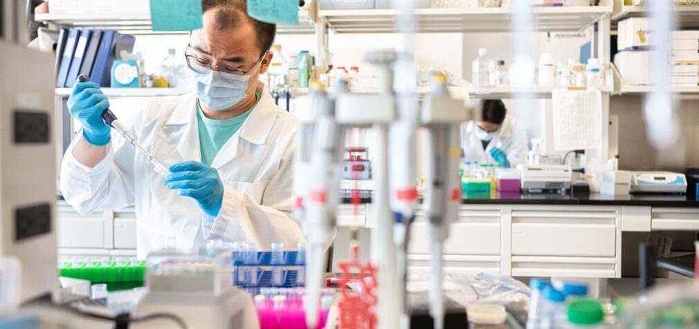 У Польщі почали тестувати українську вакцину від COVID