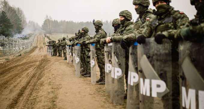 У Польщі семеро поліцейських отримали поранення під час атаки мігрантів