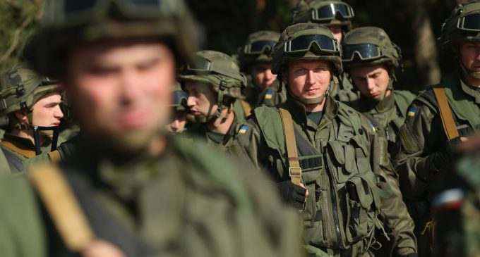 На Донбасі поранили українського військового