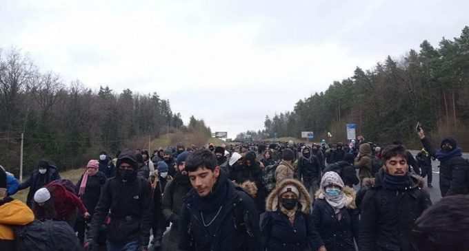 У Білорусі величезна колона мігрантів вирушила до кордону з Польщею