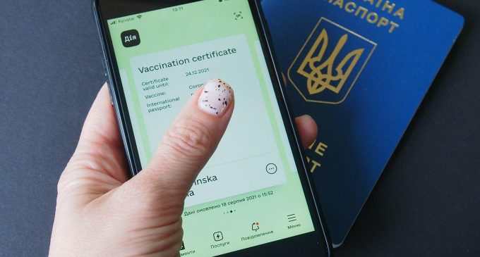 Допомагатимуть отримати COVID-сертифікат. У Києві відкрилися перші пункти підтримки “Дії”