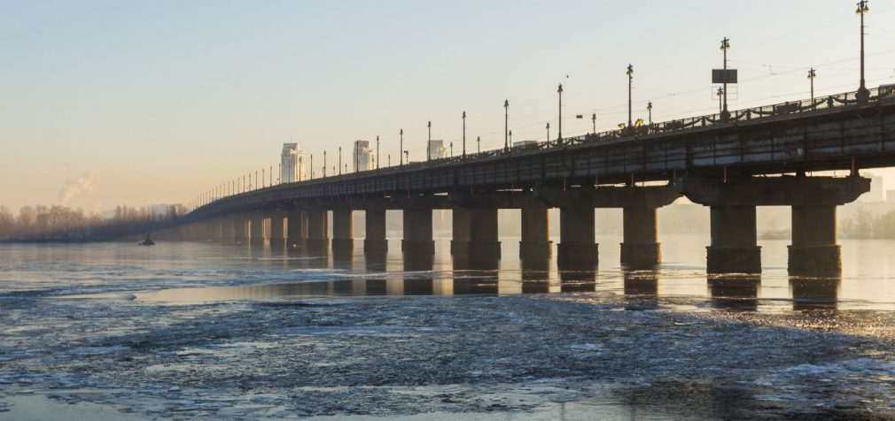 У Києві повідомили про мінування мосту Патона. Поліція проводить перевірку