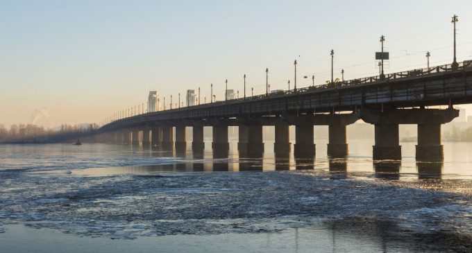 У Києві повідомили про мінування мосту Патона. Поліція проводить перевірку