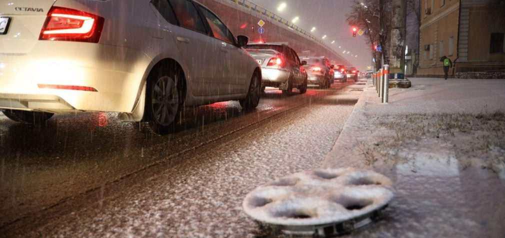 Київ замітає снігом. Місто скували затори: ситуація на дорогах