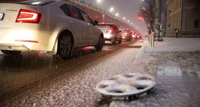 Київ замітає снігом. Місто скували затори: ситуація на дорогах