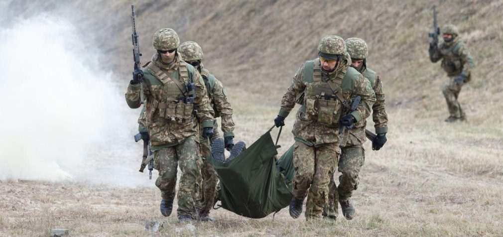 На Донбасі в результаті ворожого обстрілу важко поранені двоє військових