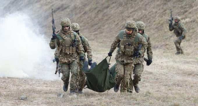 На Донбасі в результаті ворожого обстрілу важко поранені двоє військових