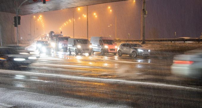 У Києві завтра на дорогах ожеледиця: водіїв просять утриматися від поїздок