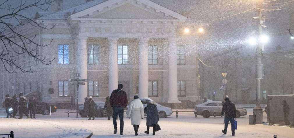 Сніг до 20 см, штормовий вітер та хуртовина. В Україну зайшов потужний циклон
