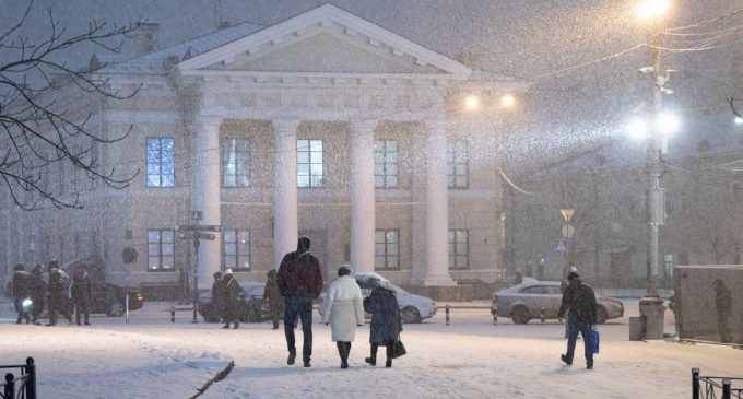 Сніг до 20 см, штормовий вітер та хуртовина. В Україну зайшов потужний циклон