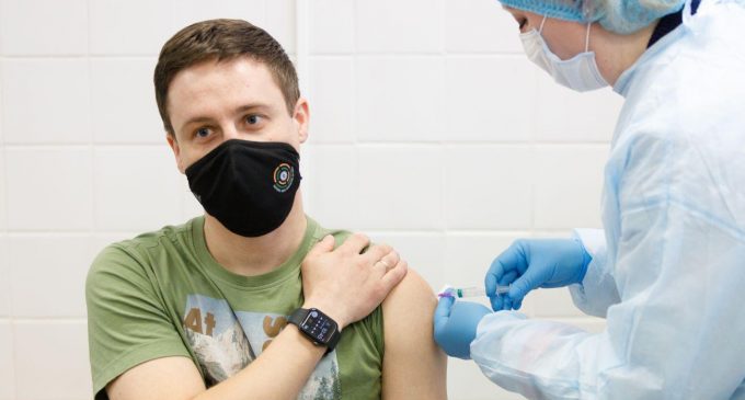 Україна вводить бустерну дозу вакцини: для кого