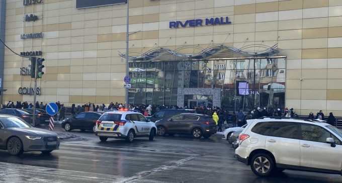 У Києві терміново евакуюють людей з ТРЦ River Mall