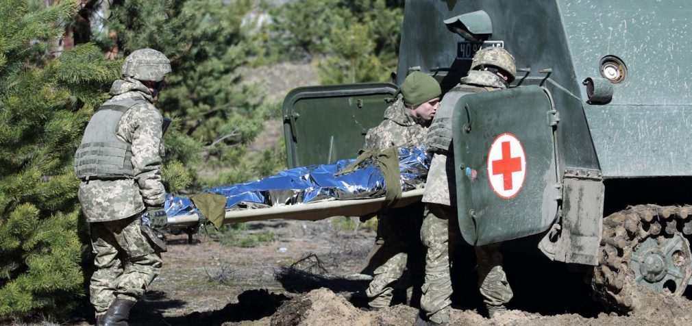 На Донбасі в результаті обстрілу важно поранений військовий