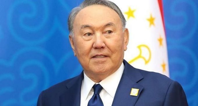У Казахстані зносять пам’ятник Назарбаєву