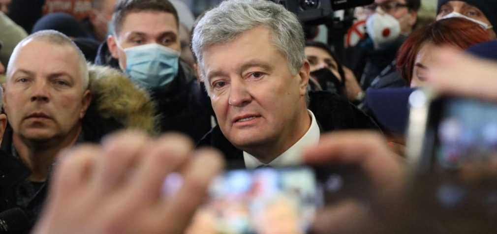 У ДБР пояснили дії в аеропорту: намагалися вручити Порошенку повістку, але він відмовився