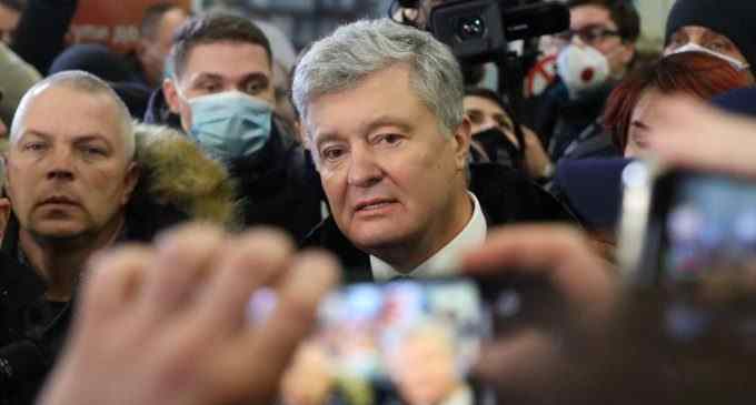 У ДБР пояснили дії в аеропорту: намагалися вручити Порошенку повістку, але він відмовився