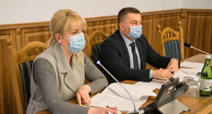Захворюваність зростає: на Прикарпатті можуть закрити школи та ввести інші обмеження