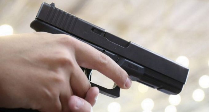 У Києві невідомі посеред вулиці розстріляли автомобіль