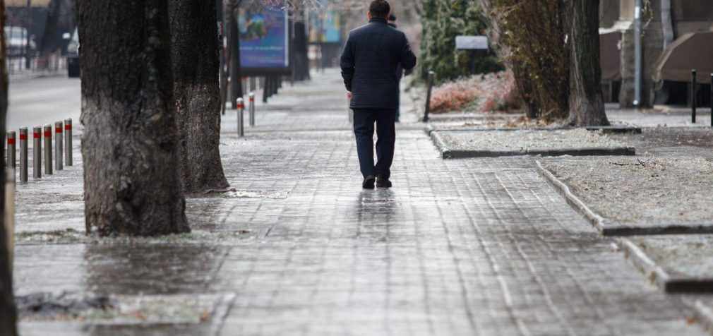 Дощі, мокрий сніг та +11: погода на завтра