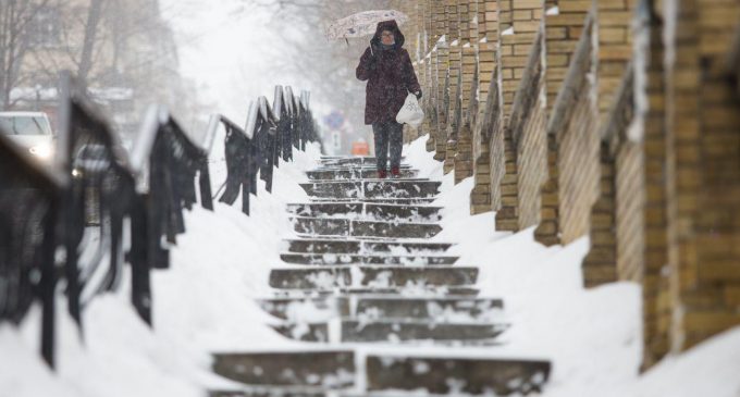 Сніг з дощем і 13 градусів морозу: прогноз погоди в Україні на завтра