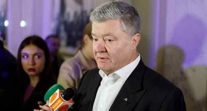 З літака до суду. Порошенко повертається до України: всі подробиці